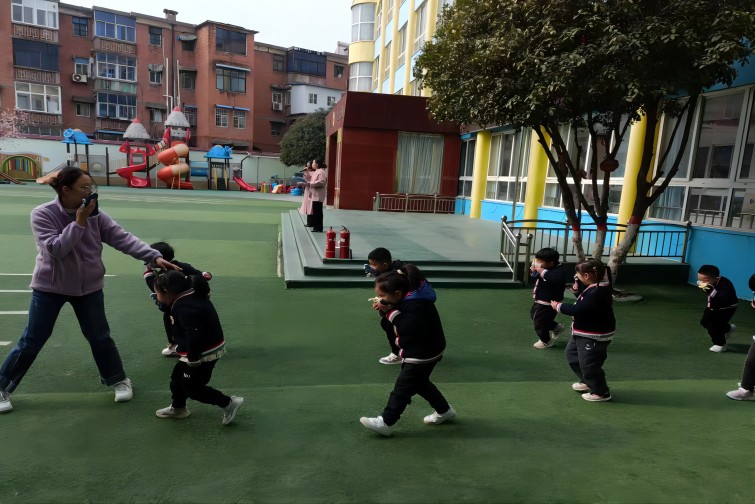 消防進(jìn)校園，普及消防安全常識(shí)